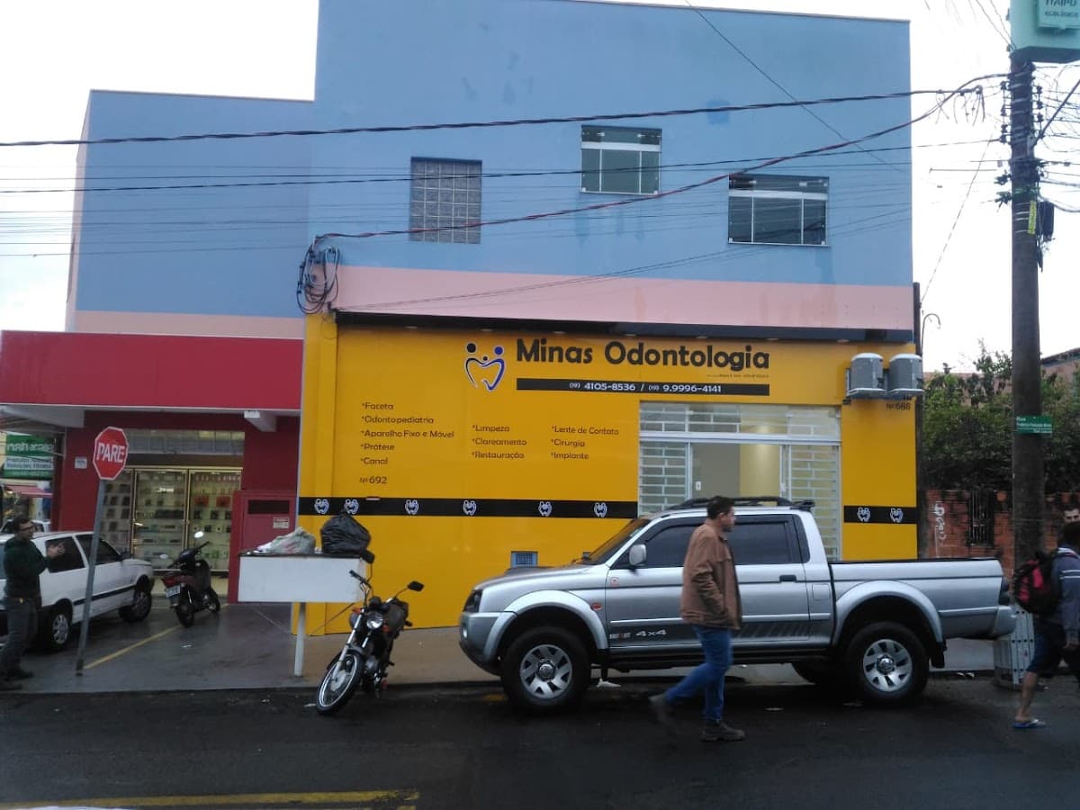 Paciente sorrindo após tratamento odontológico