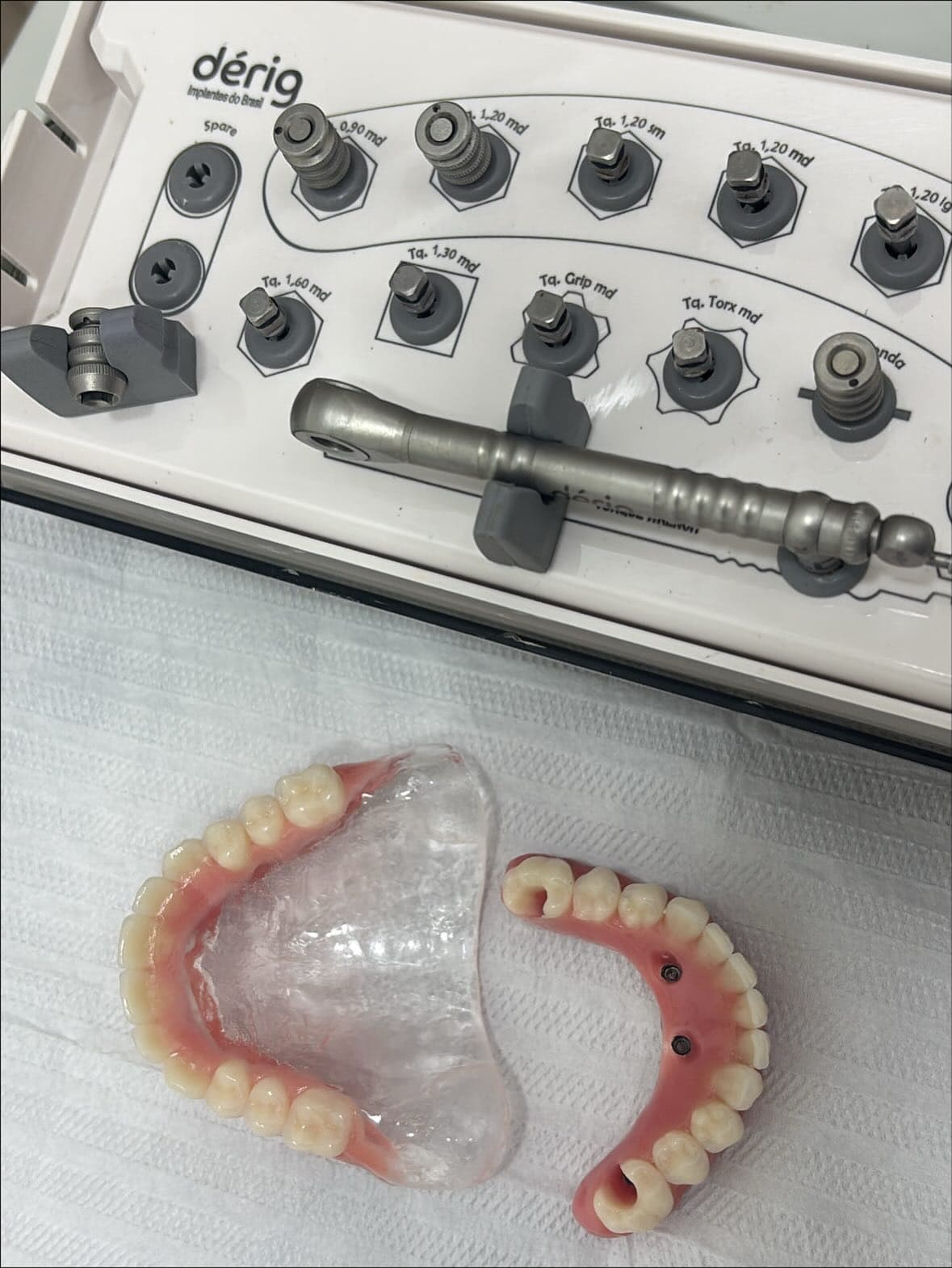 Equipamento odontológico em foco, boa iluminação.