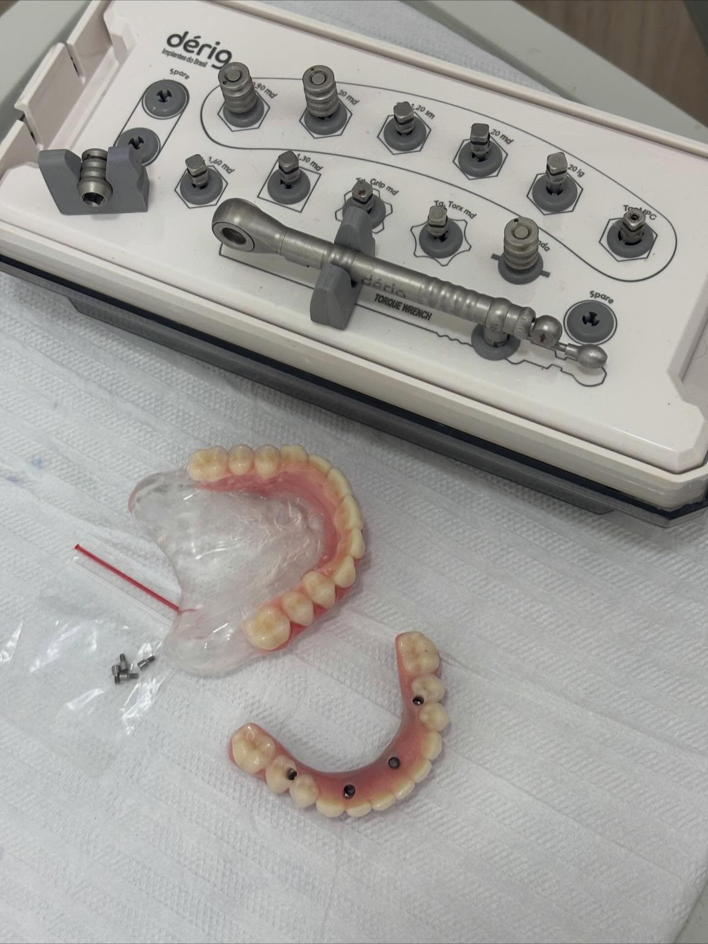 Equipamento odontológico com próteses dentárias.